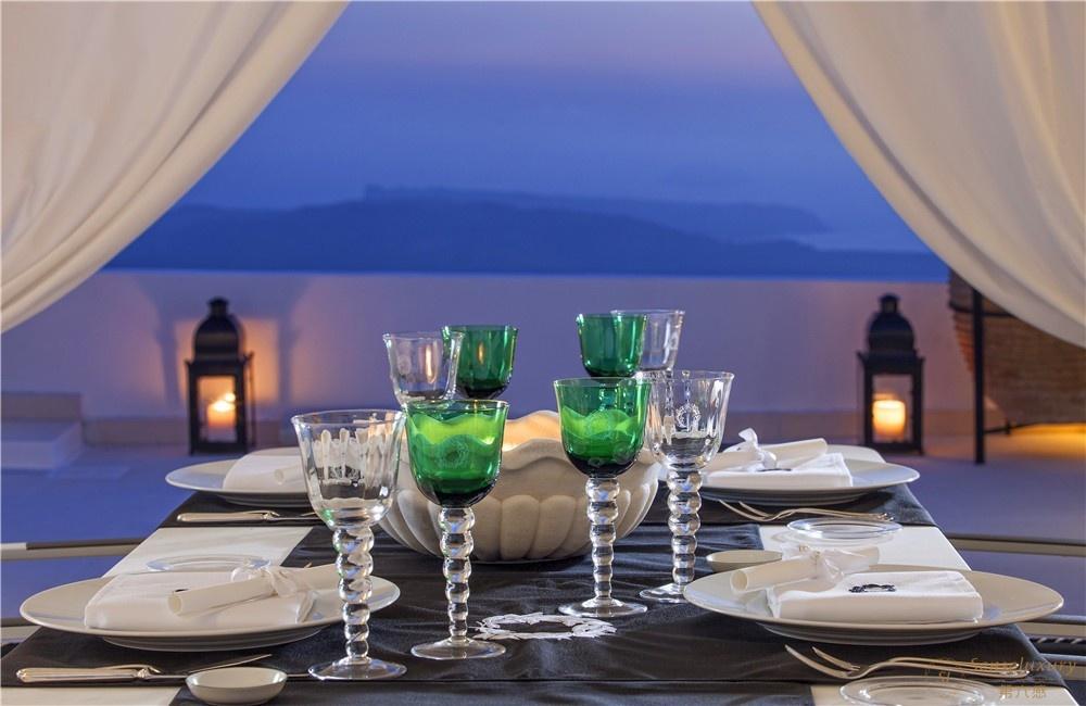 希腊圣托里尼岛努里耶夫别墅餐桌