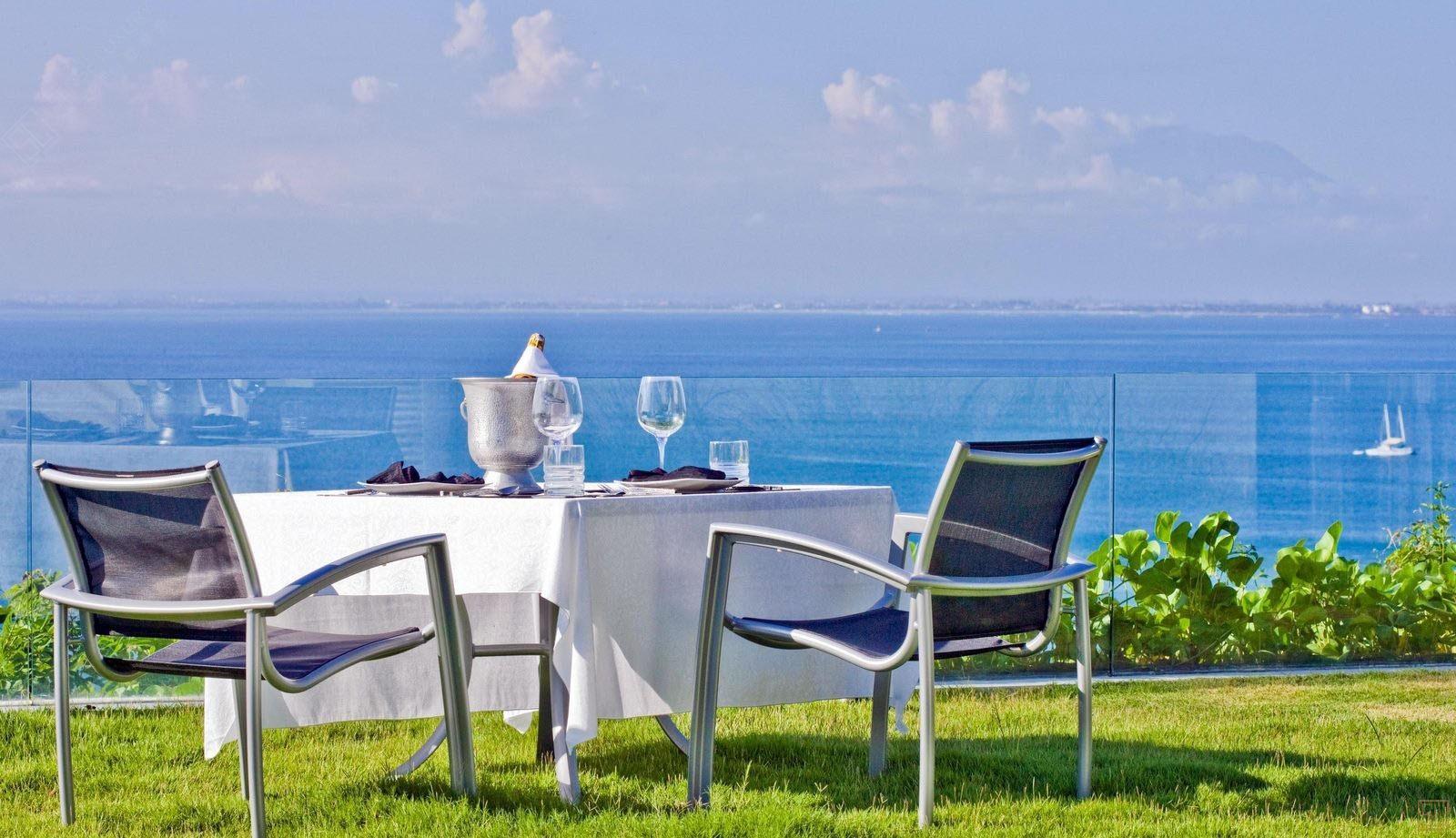 印尼巴厘岛苏鲁班悬崖海景别墅餐桌