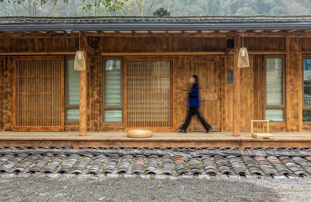 四川峨眉山欢喜无厌.温泉溪岸墅屋正门