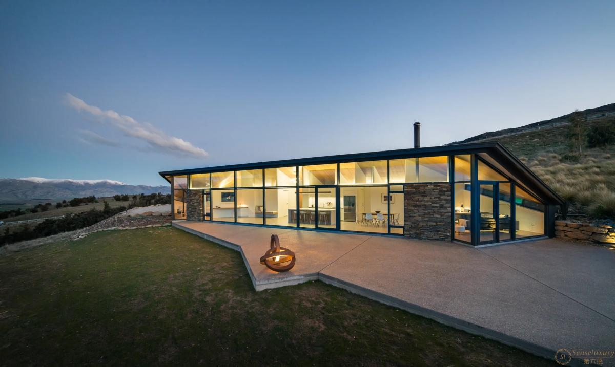 Hawk House - Photo 3