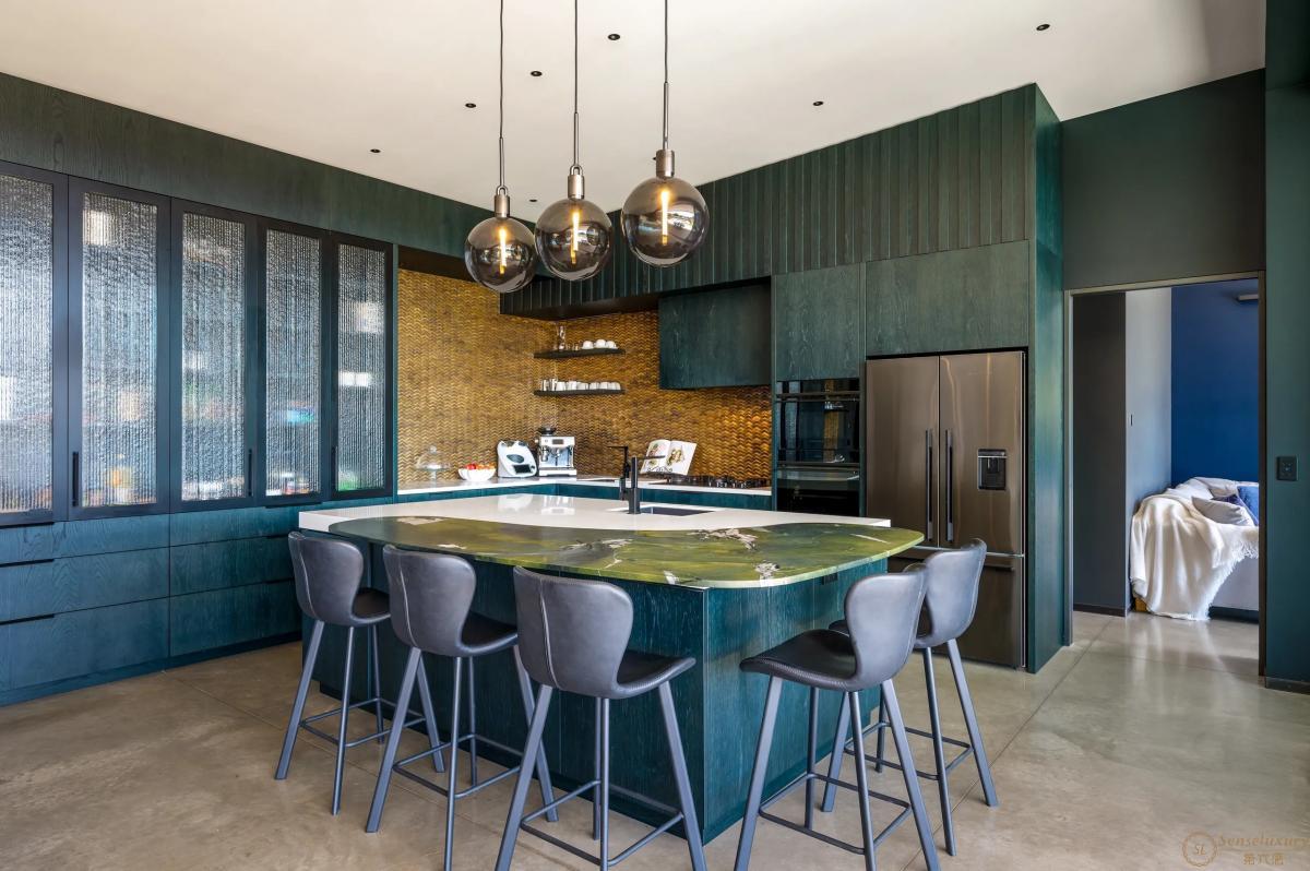 Riverbank Luxury - Photo 23