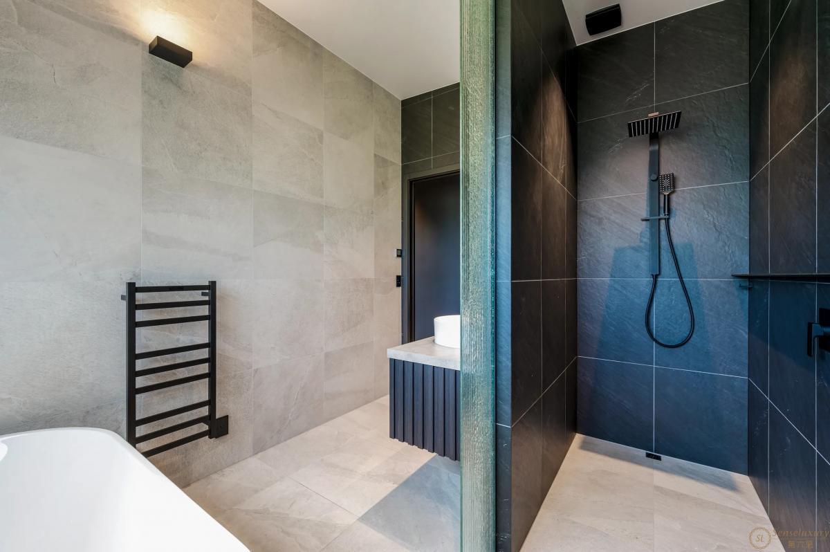 Riverbank Luxury - Photo 27