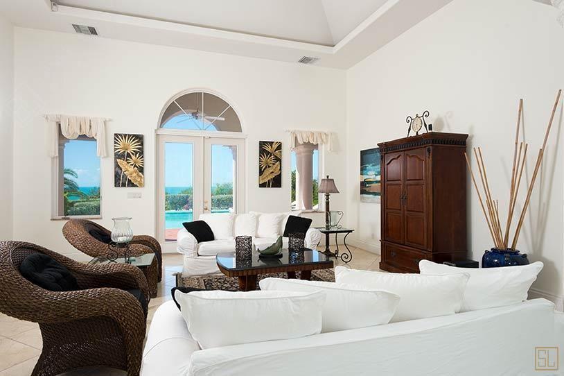 加勒比特克斯和凯科斯群岛制高点别墅客厅