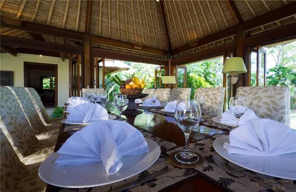 印尼巴厘岛苏利耶达麦别墅餐桌