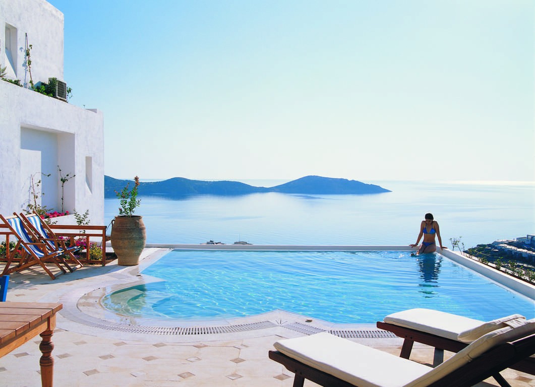 希腊克里特岛爱琴海泳池别墅比基尼