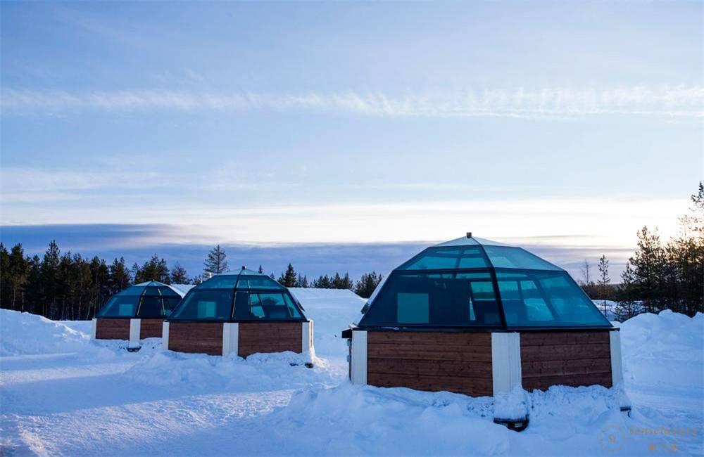 芬兰罗瓦涅米玻璃穹顶雪屋群观